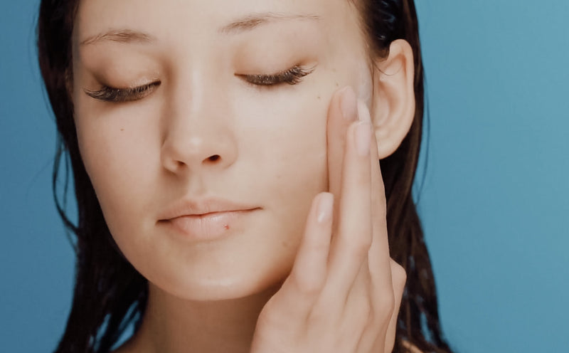 Does Makeup Affect Eczema? Our Definitive Guide - HarlanMD